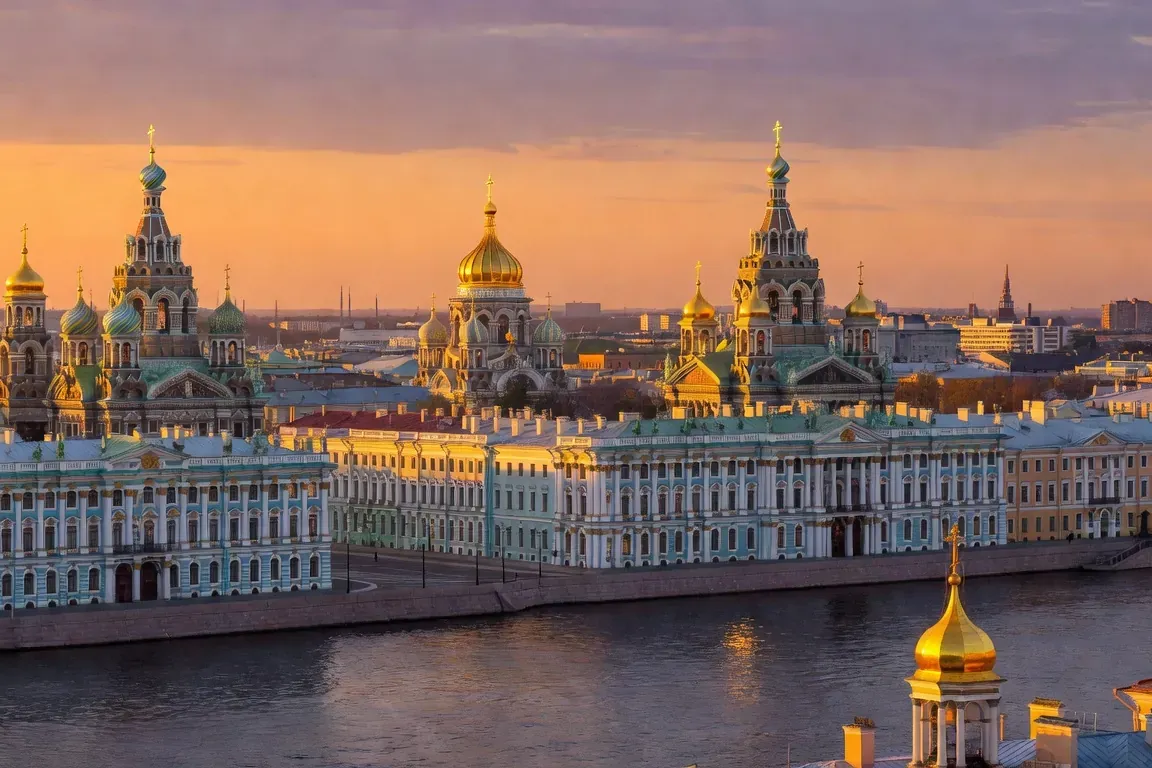 Vue panoramique d'une ville slave de l'Est avec architecture orthodoxe traditionnelle